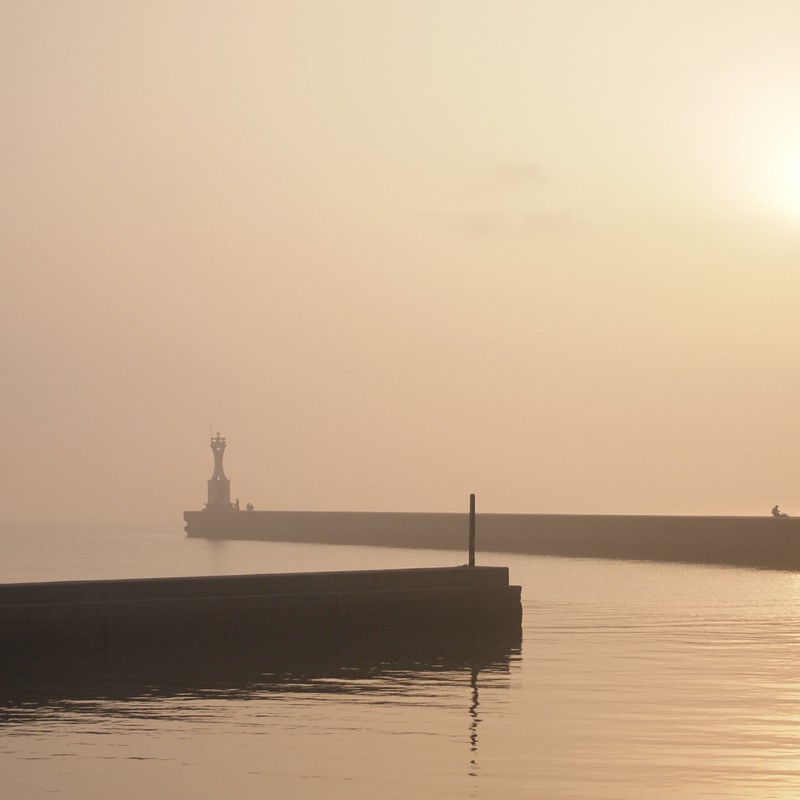 朝モヤの港。