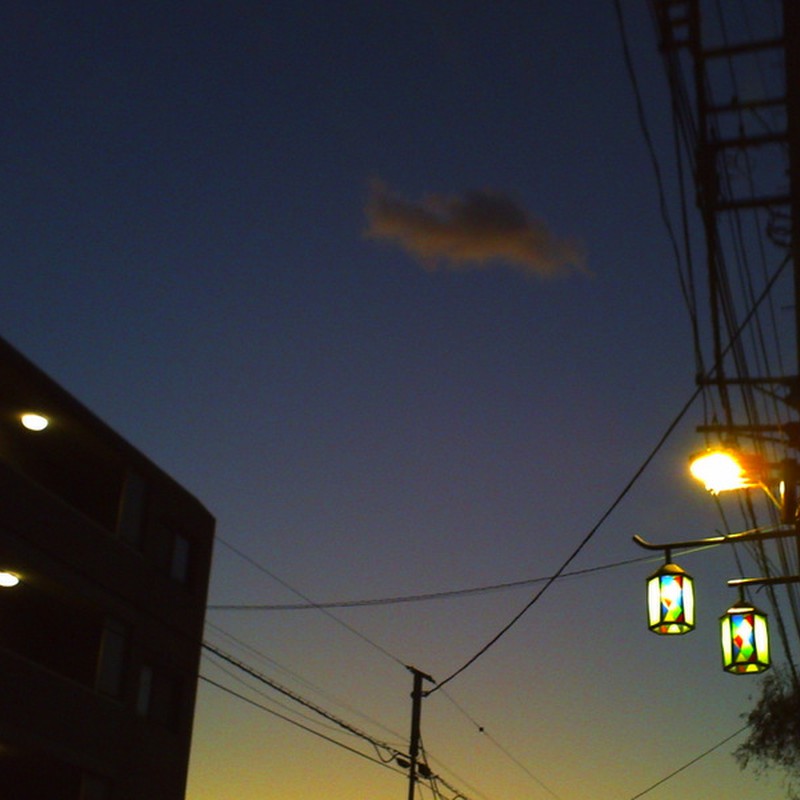 夕暮れの雲と街灯