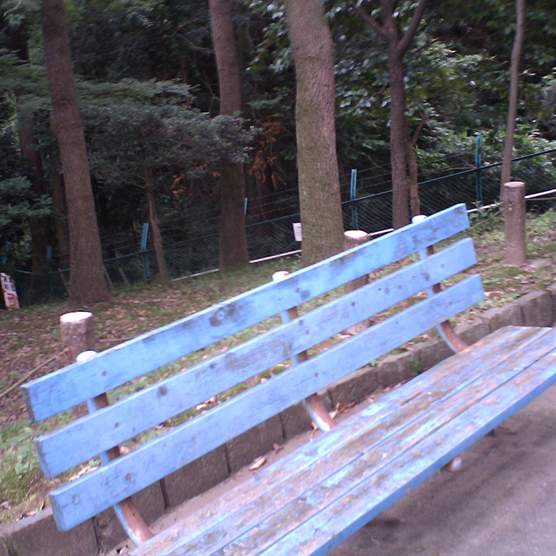 青いベンチ
