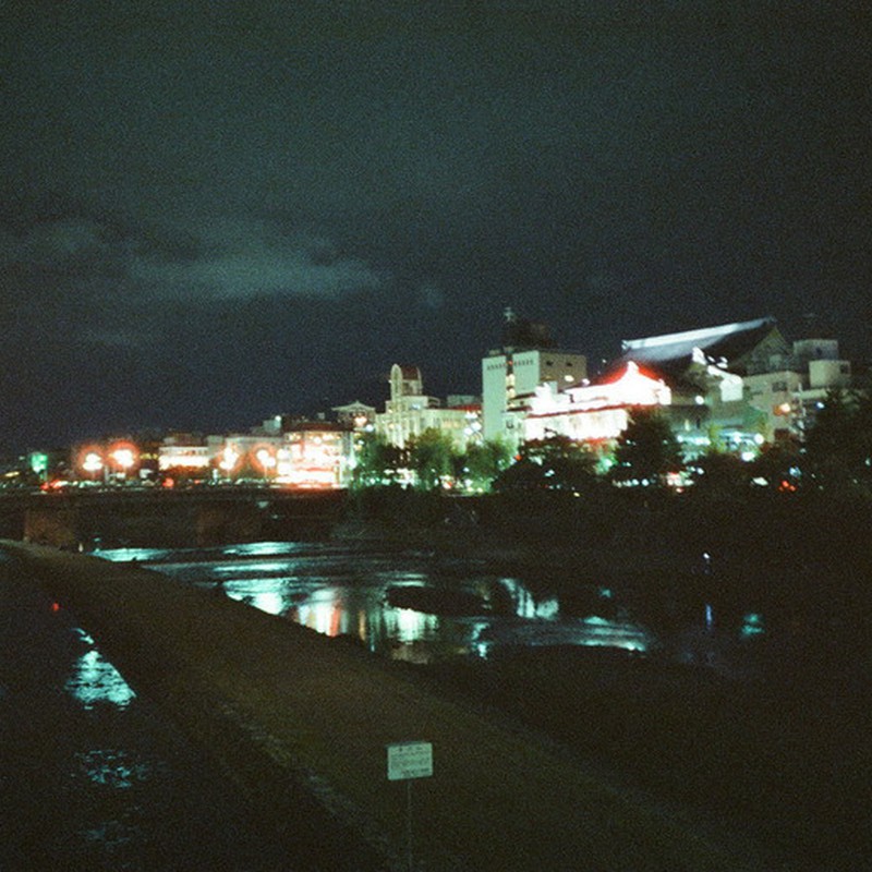 鴨川の夜。