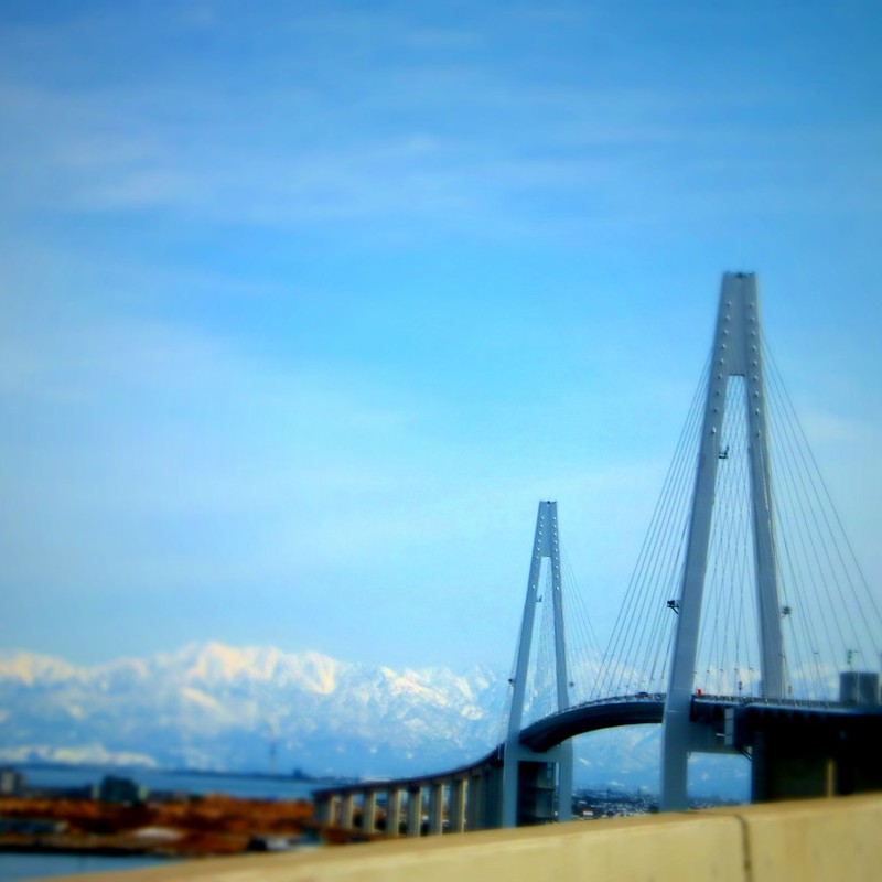 新湊大橋と立山連峰