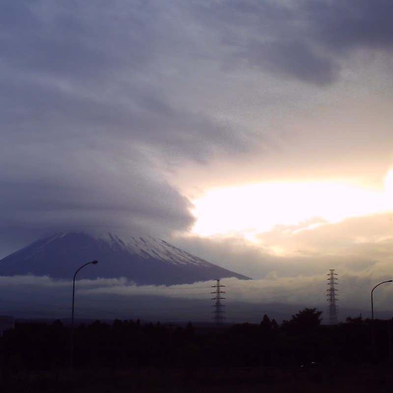 雲と夕日と富士山