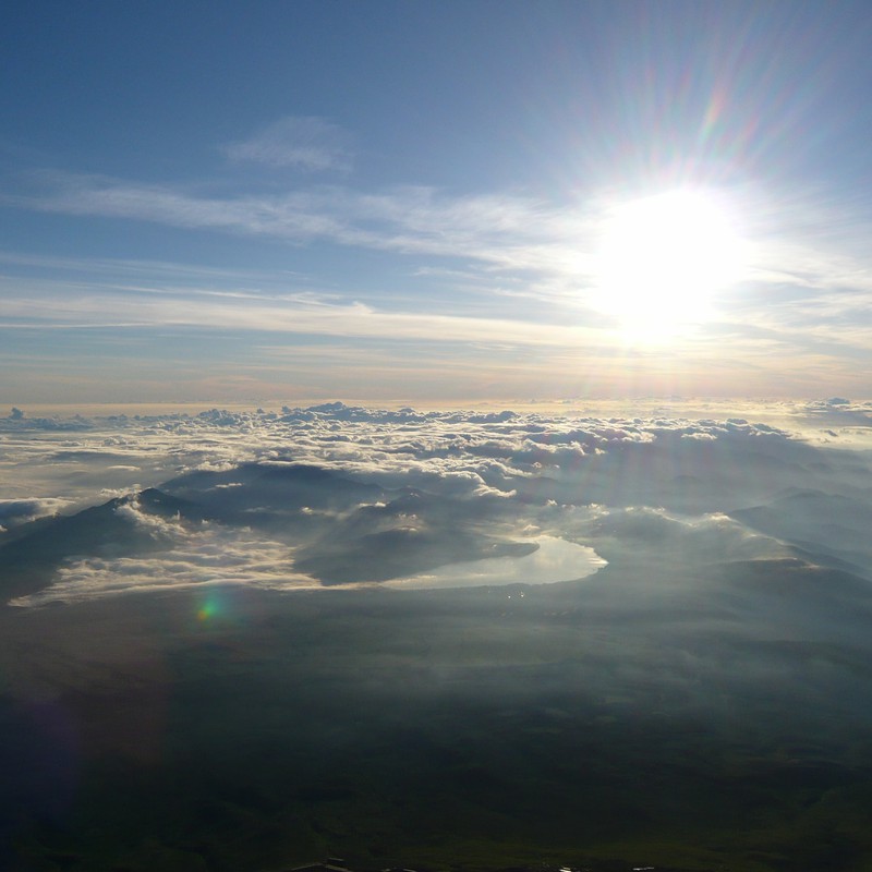 富士山山頂の朝日