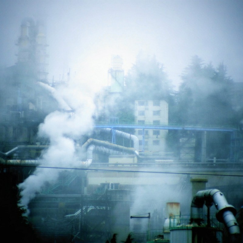 小雨に煙る工場