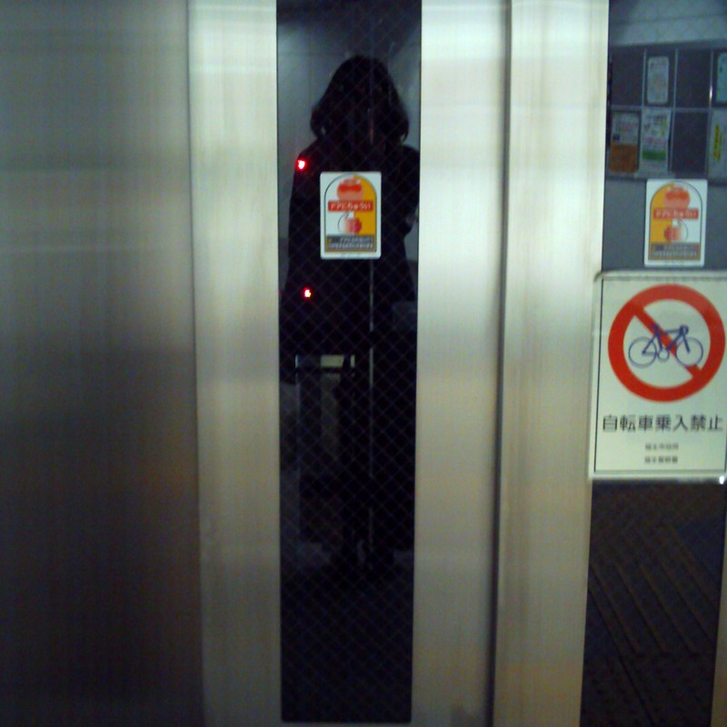 エレベーター待ち