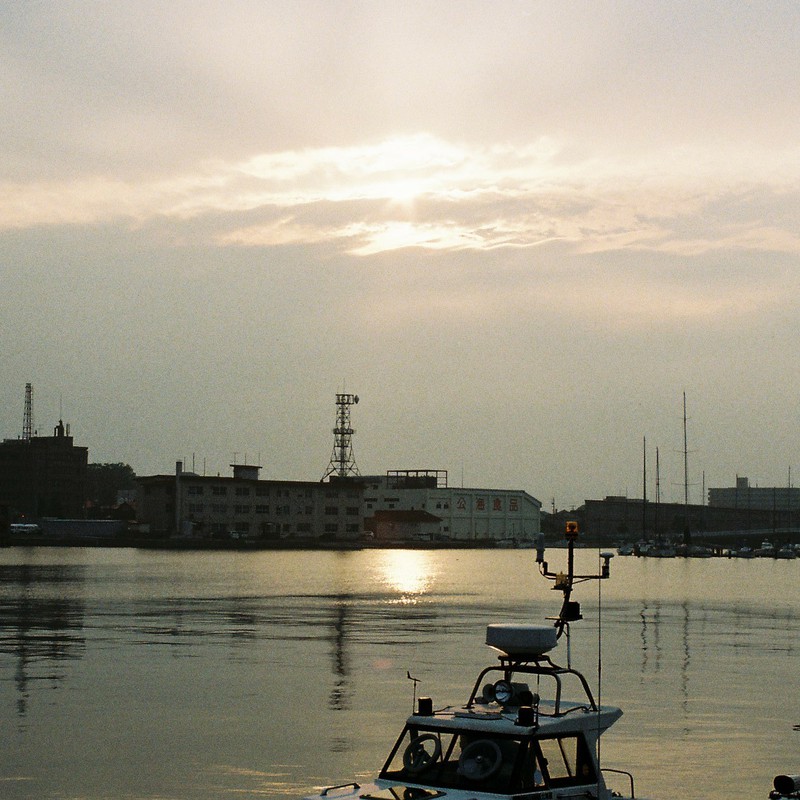 夕日の港
