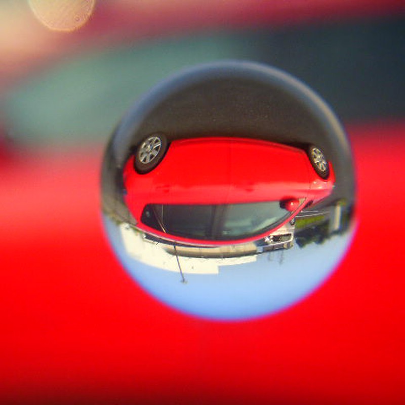 玉の中の世界 ‐赤い車‐