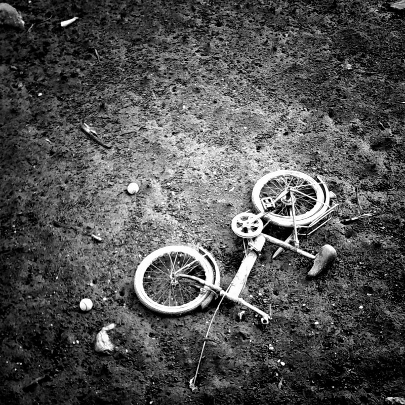 川の中の自転車