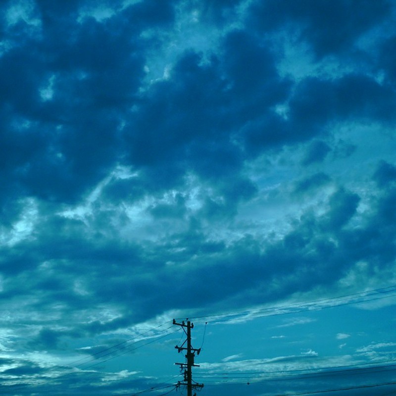 広がる青と佇む電柱