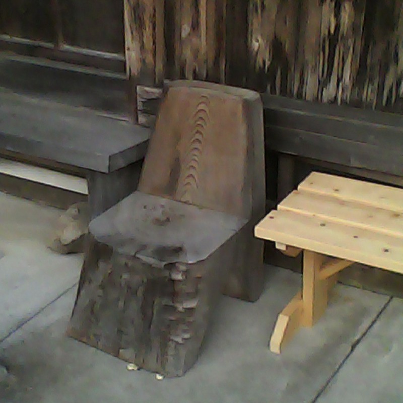 2013/11/24_福徳寺の丸太椅子