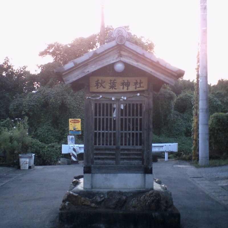 2015/09/22_道の真ん中の神社