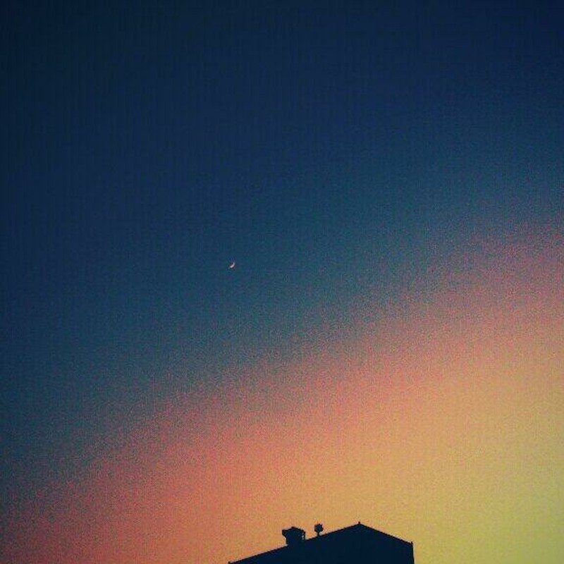月と夕空