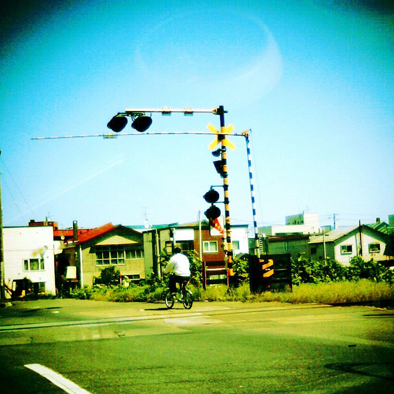 踏切と渡る自転車