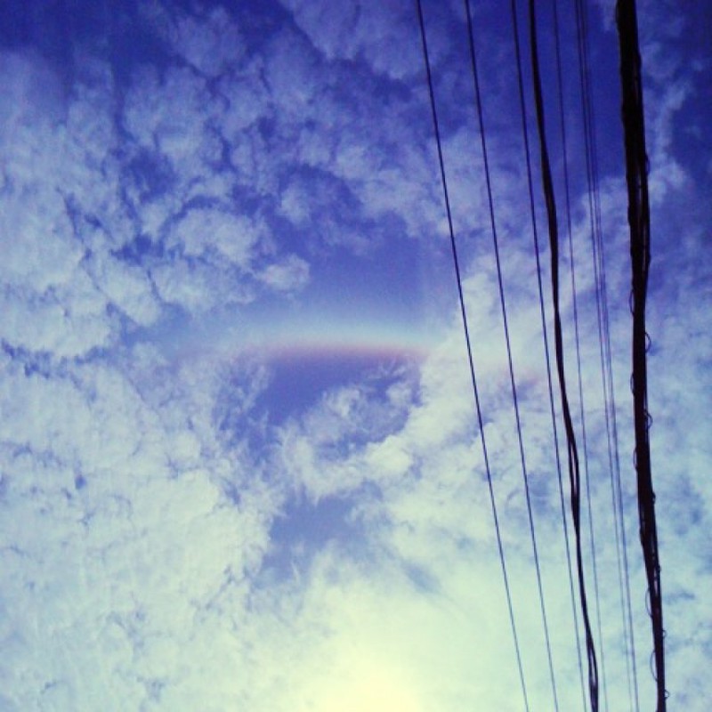 鱗雲と太陽の暈虹