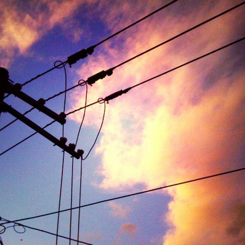 電線と夕焼け雲