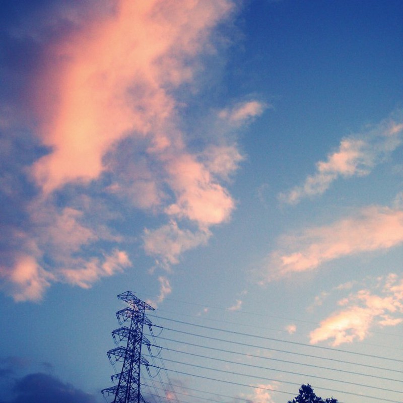 MediumBlueとピンク色の雲