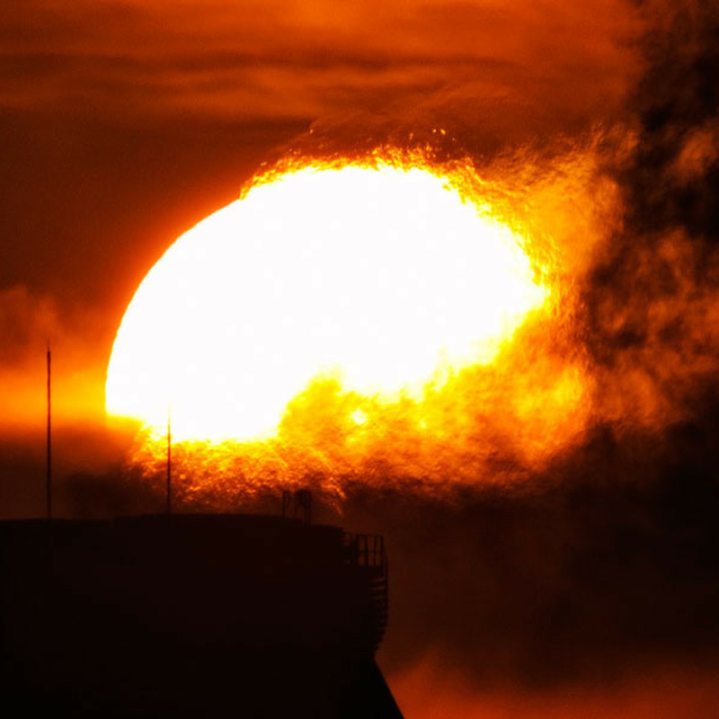 太陽と煙と煙突のコラボ