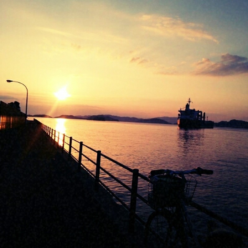 朝日と船と自転車