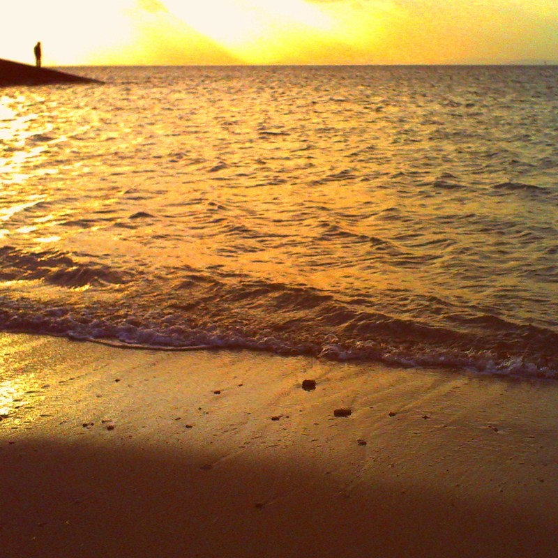 夕陽と海佇んで