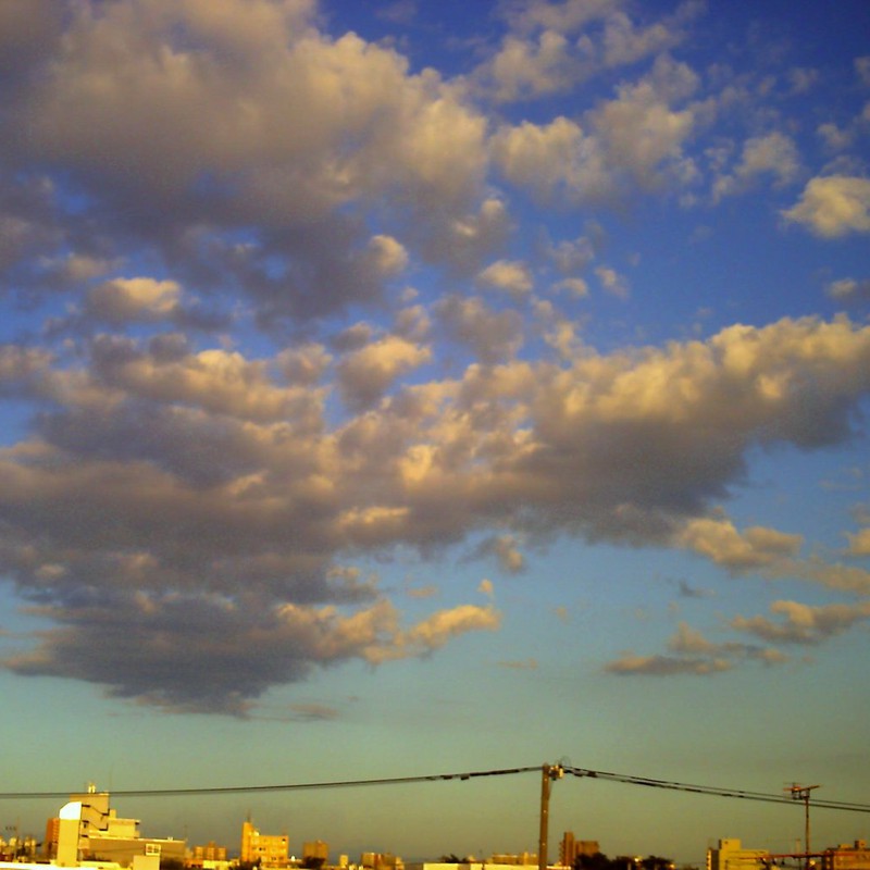 モクモク雲＋黄色い街