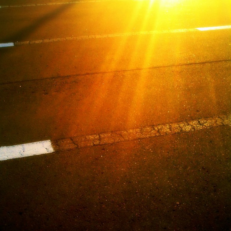 夕日が照らす駐車場