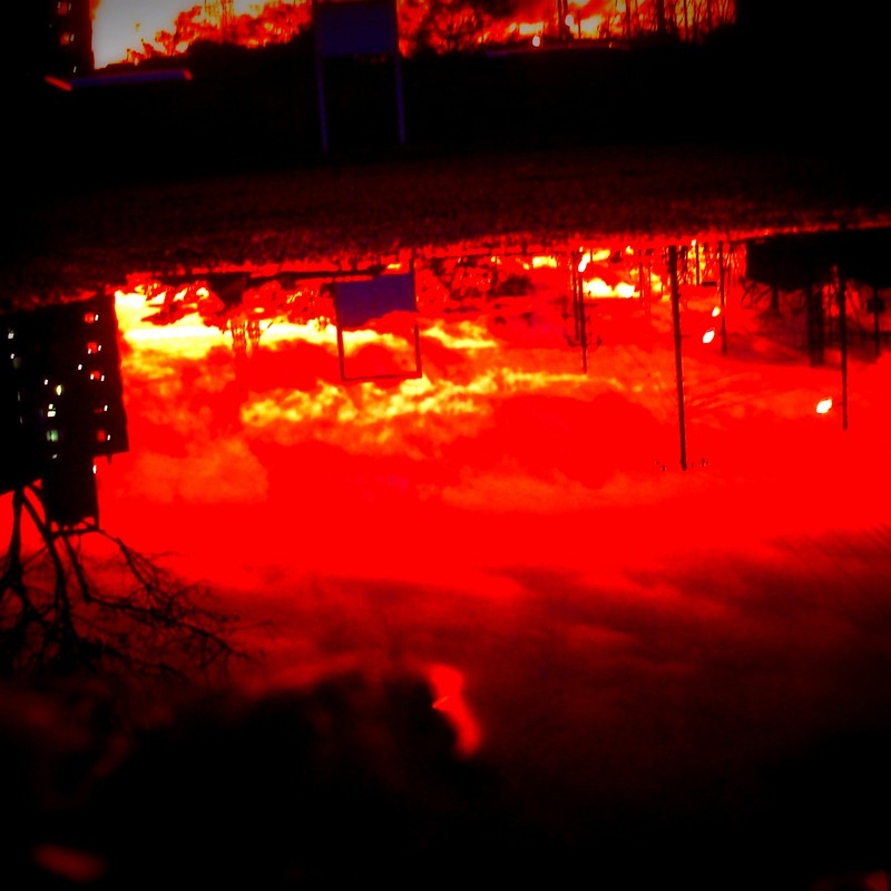 真っ赤な夕日と水たまり