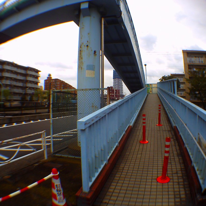 アシモトオク系の魚眼歩道橋