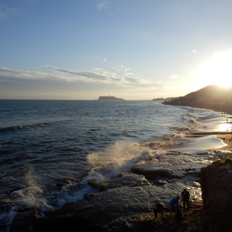 夕日と海岸と波しぶき