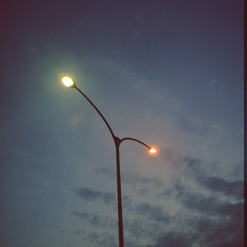 日暮れの空と街灯と