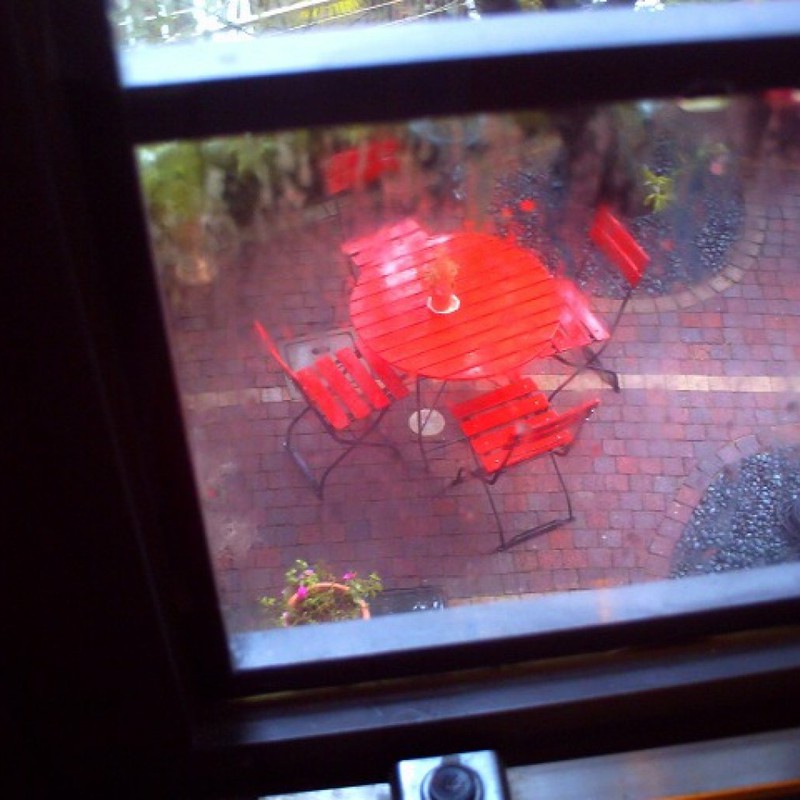 赤いテーブル