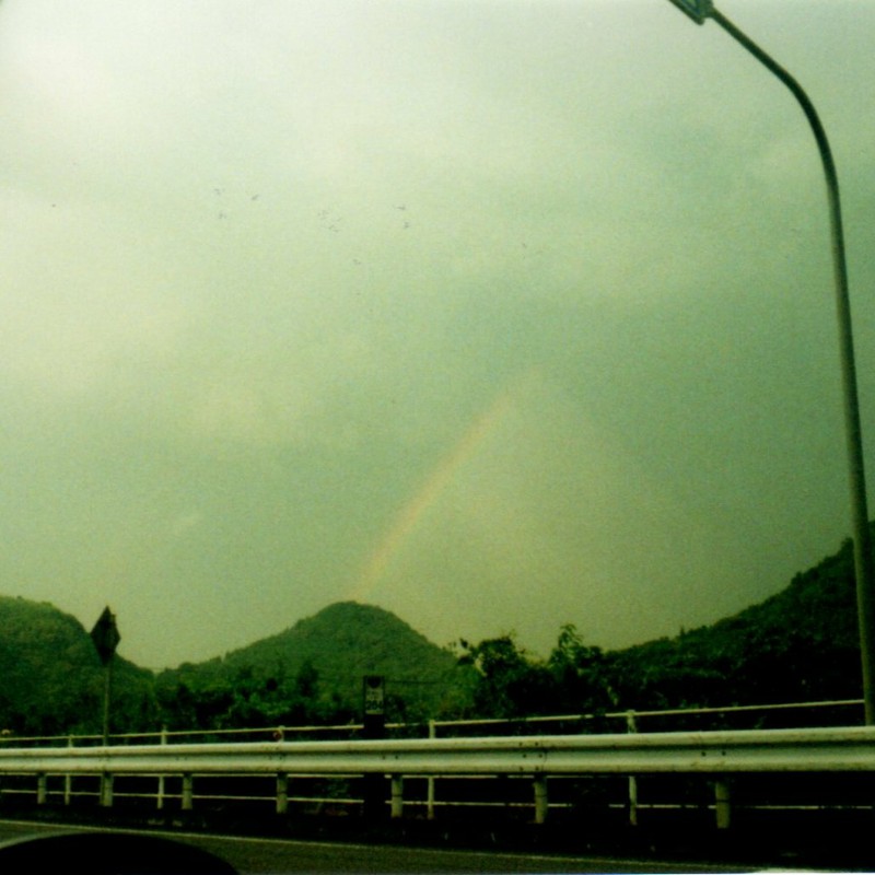 曇り空に虹