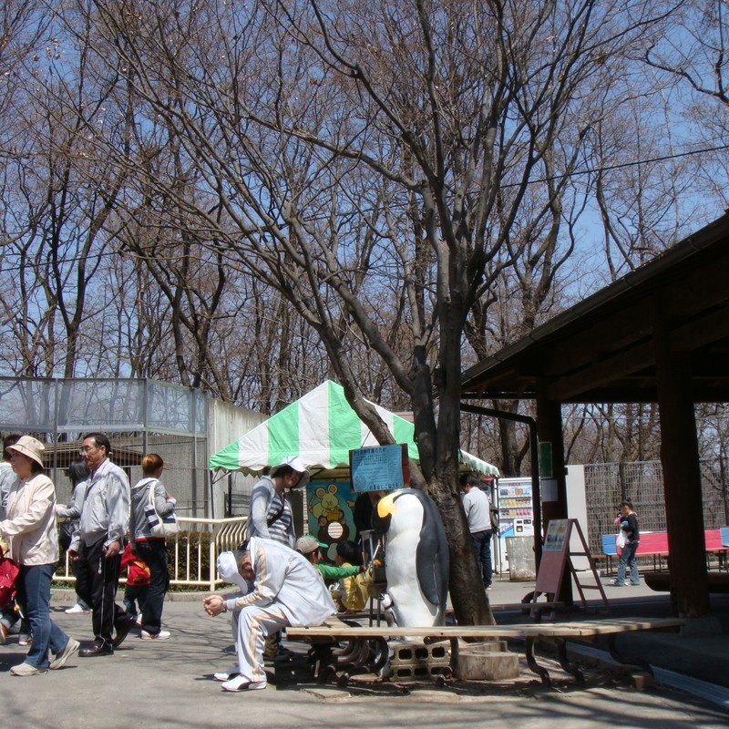 眠るオヤジとうつ向くペンギン