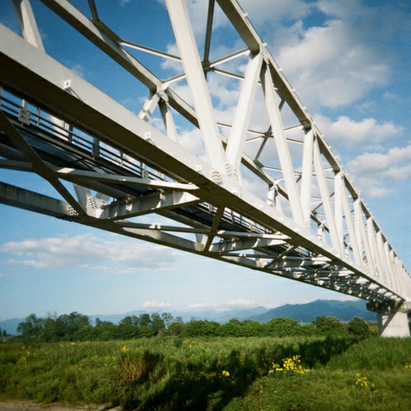 鉄橋と影