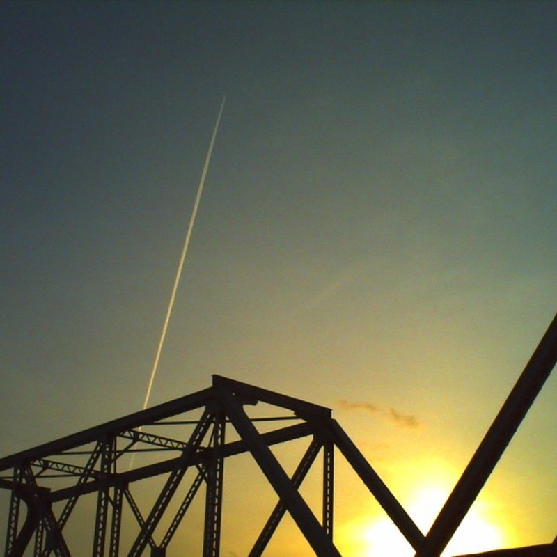 鉄橋とひこうき雲