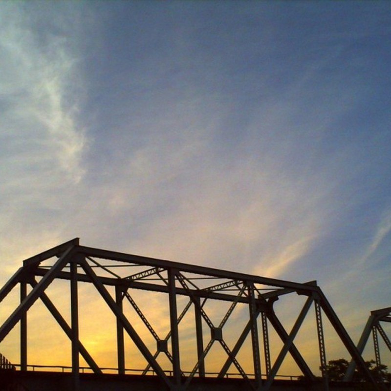 鉄橋と夕焼け雲２