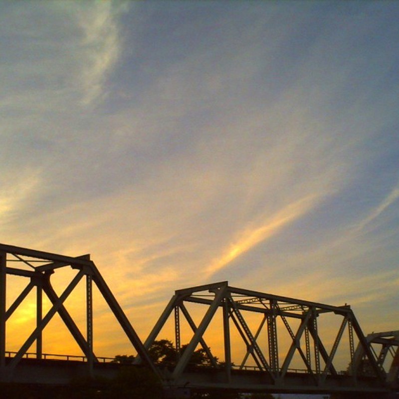 鉄橋と夕焼け雲３