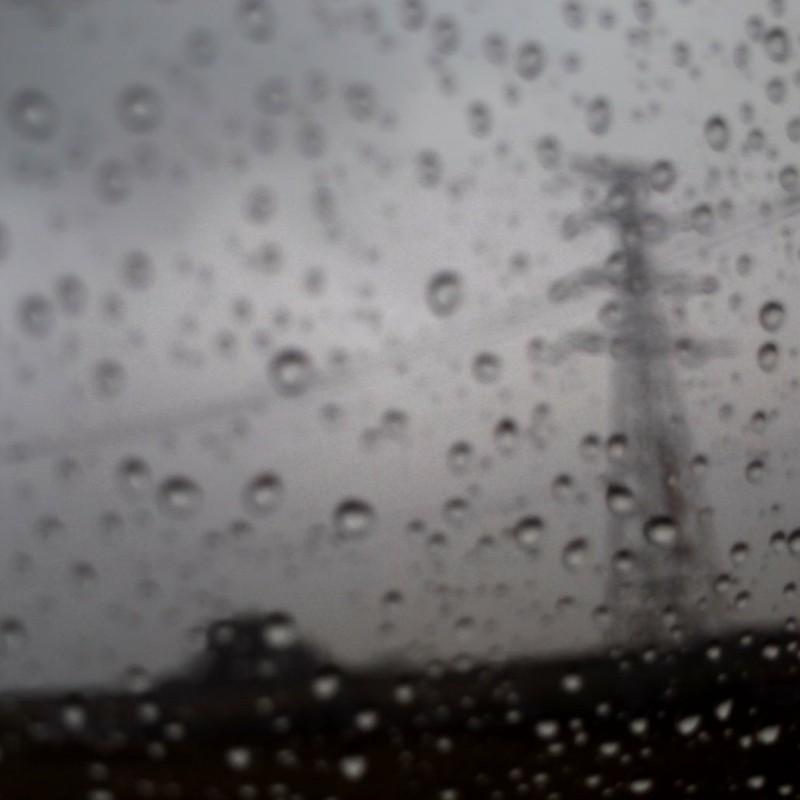 雨と鉄塔