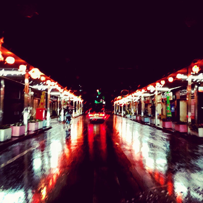 夜雨。道までキラキラ